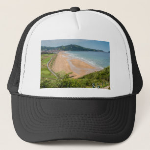 Luftansicht auf den Strand von Zarautz, Baskenland Truckerkappe