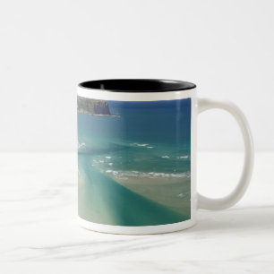 Luftansicht einer Flussmündung, Sawyer Bay, Stanle Zweifarbige Tasse
