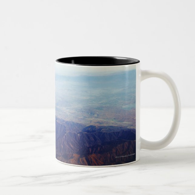 Luftaufnahme der rotbraunen Berge Zweifarbige Tasse (Rechts)