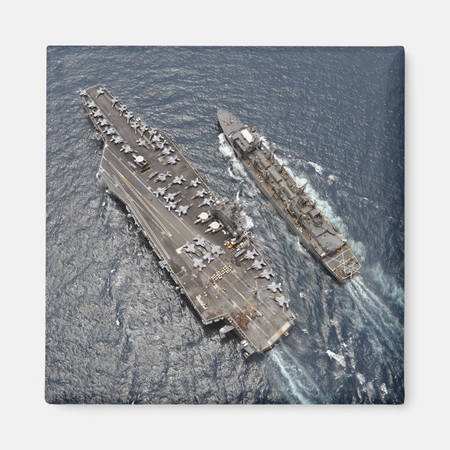 Luftaufnahme des Flugzeugträgers USS Ronald Reag Magnet (Vorne)