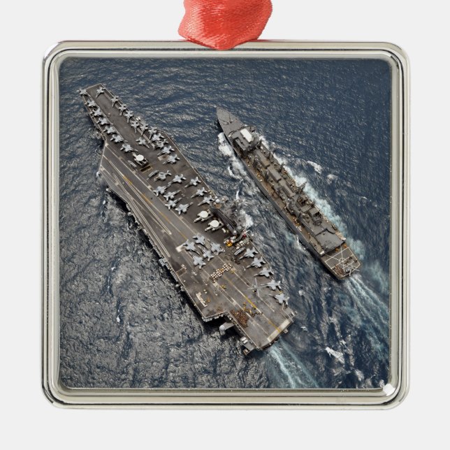 Luftaufnahme des Flugzeugträgers USS Ronald Reag Silbernes Ornament (Vorne)