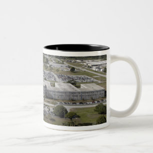 Luftaufnahme des Kennedy Space Centers Zweifarbige Tasse