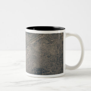 Luftaufnahme des Port-au-Princebereichs von Haiti Zweifarbige Tasse