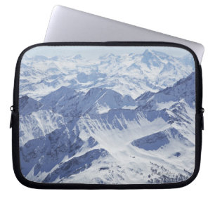 Luftaufnahme des Schnees bedeckte Berge Laptopschutzhülle