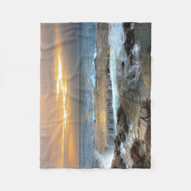 Luftaufnahme Fotografie von Rocky Shore Fleecedecke (Vorderseite)