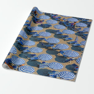 Luftaufnahmen des Sonnenschirms aus blau-weißem I Geschenkpapier