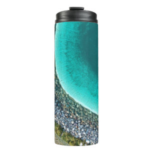 Luftaufnahmen von Wasserkörpern, umgeben von Thermosbecher