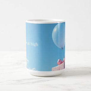Luftballon mit Geschenk im blauen Himmel Kaffeetasse