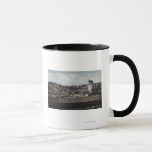 Luftbild der Bergbaumaschine und der Stadt Tasse