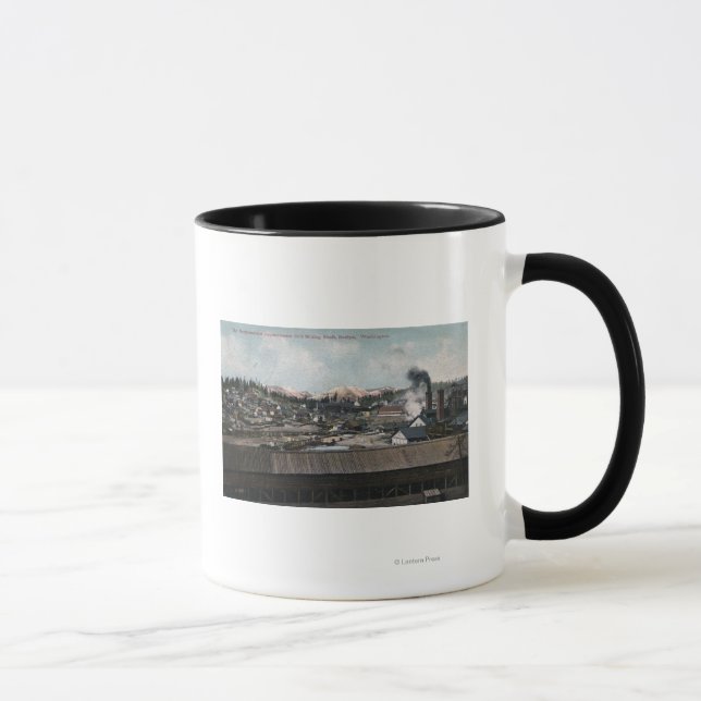 Luftbild der Bergbaumaschine und der Stadt Tasse (Rechts)