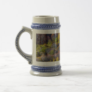 Luftbild der farbenfrohen Bäume des Herbstes Bierglas
