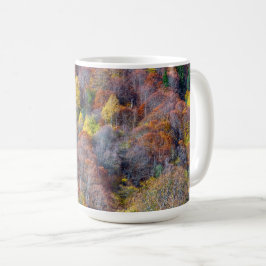 Luftbild der farbenfrohen Bäume des Herbstes Kaffeetasse