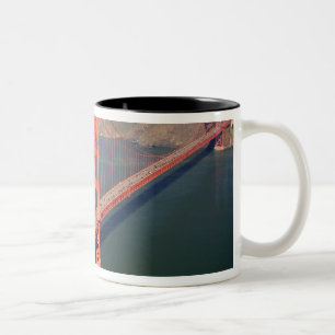Luftbild der Golden Gate Bridge in der 2. Zweifarbige Tasse