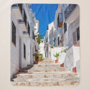 Luftbild der weißen Stadt Frigiliana bei sonnigen  Sherpadecke