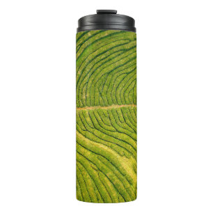 Luftbild des grünen Freifeldes Thermosbecher