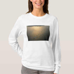 Luftbild eines Bootes im Gatunsee Panama T-Shirt
