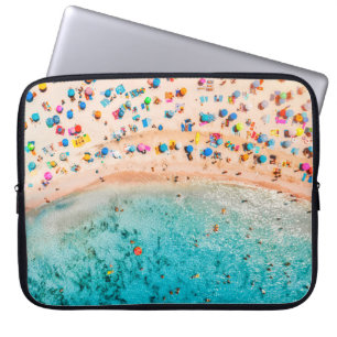 Luftblick auf den Sandstrand mit bunten Regenschir Laptopschutzhülle