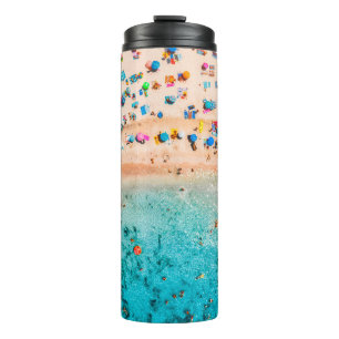 Luftblick auf den Sandstrand mit bunten Regenschir Thermosbecher