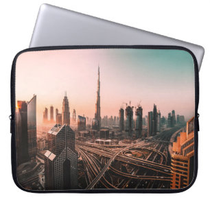 LUFTFAHRT FOTO DER STADT, UMGEBEN VON HOHEM RI LAPTOPSCHUTZHÜLLE