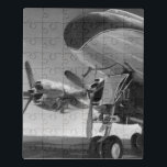 Luftfahrtzeichen Puzzle<br><div class="desc">Luftfahrtsymbol II von Ethan Harper. Enthält ein Schwarzweißbild eines nahen Flugzeug.</div>
