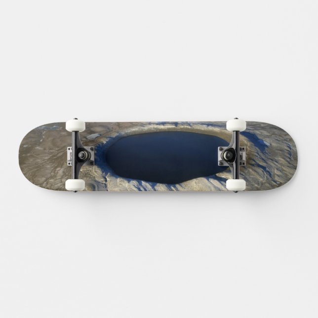 Luftschiff Pingualuit Krater, Quebec, Kanada. Skateboard (Horizontal)