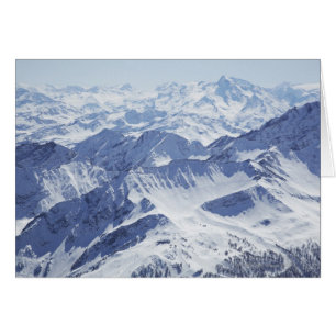 Luftsicht auf schneebedeckte Berge