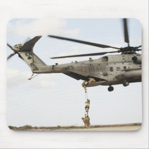 Luftwaffe pararescuemen leiten einen Kampfeinsatz Mousepad