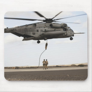 Luftwaffe pararescuemen leiten einen Kampfeinsatz Mousepad
