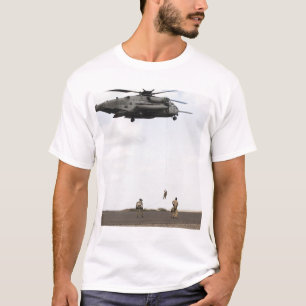 Luftwaffe pararescuemen leiten einen Kampfeinsatz T-Shirt