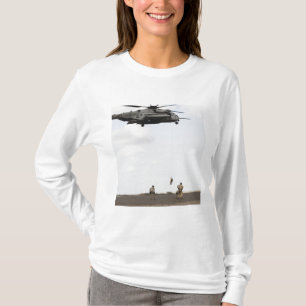 Luftwaffe pararescuemen leiten einen Kampfeinsatz T-Shirt