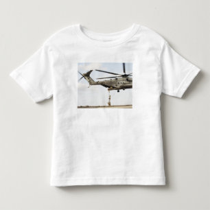 Luftwaffenparareskuemen führen Kampfeinsatz 4 Kleinkind T-shirt