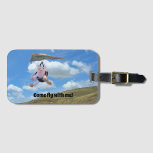 Luggage Tag - Flying Pig Over Hill Gepäckanhänger