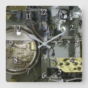 Luke auf einem alten Retro-U-Boot Quadratische Wanduhr