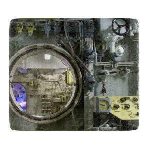 Luke auf einem alten Retro-U-Boot Schneidebrett