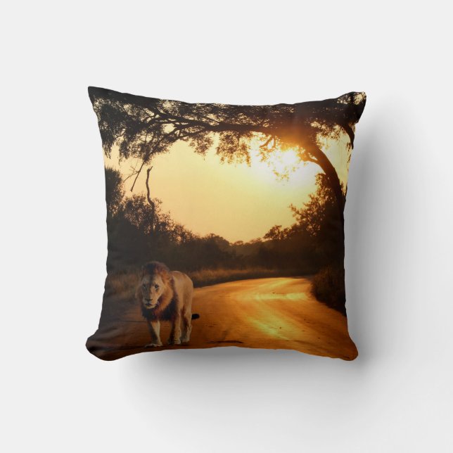 Lumbar Pillow - Löwe auf der Straße Kissen (Vorderseite)