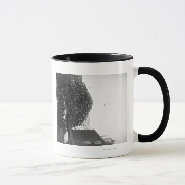 Lumberstapel außerhalb des De Smet Mill Fotografen Tasse (Rechts)