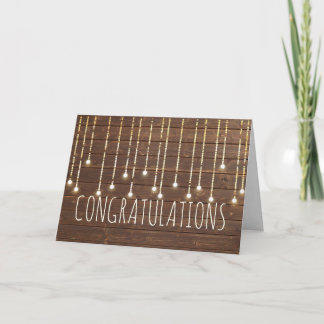 Lumières de mariage en guirlande sur carte en bois
