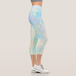 Luminöse goldene Blüte auf Pastellen Capris