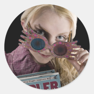 Luna Lovegood schaut über die Brille Runder Aufkleber