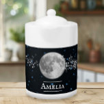Lunar Personalisiert Teapot<br><div class="desc">Genießen Sie Ihren Tee mit einer Personalisierten Teekanne zum Mittagessen. Das Teekessel-Design ist mit Sternen geschmückt und bietet einen Bereich, der mit Ihrem Namen personalisiert werden kann. Zusätzliche Geschenkartikel in diesem Design sowie eine Vielzahl von Farben.</div>