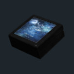 Lunar Sky Moon Sister Trauzeugin Personalisiert Erinnerungskiste<br><div class="desc">Lunar Sky Full Moon Celestial Galaxy Watercolor Design, mit nächtlichen Sternen, und glühender Moon Design auf einem luxuriösen Navy Blue, Bale Blue, und Hinweise auf lila Aquarellstruktur. Mit modernen Typografie-Script-Schriftart. Ein trendiges Magisches Design - Personalisierte Schwester Trauzeugin Heartfelt Zitat halten Personalisierte Holzschmuck Geschenkboxen! ~ Karo mein Shop zu sehen, die...</div>