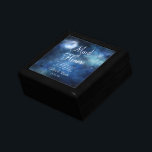 Lunar Sky Moon Trauzeugin Zitat Personalisiert Erinnerungskiste<br><div class="desc">Lunar Sky Full Moon Celestial Galaxy Watercolor Design, mit nächtlichen Sternen, und glühender Moon Design auf einem luxuriösen Navy Blue, Bale Blue, und Hinweise auf lila Aquarellstruktur. Mit modernen Typografie-Script-Schriftart. Ein trendiges Magisches Design - Personalisierte Trauzeugin Heartfelt Zitat halten Personalisierte Holz Schmuck Geschenkboxen! ~ Karo mein Shop zu sehen, die...</div>