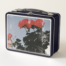 Roses rouges vintage sur un ciel bleu