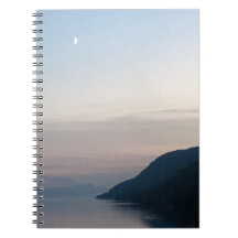 Lune au-dessus de carnet de Loch Ness
