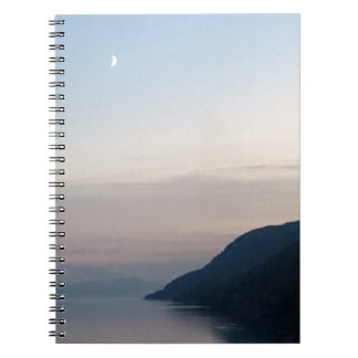 Lune au-dessus de carnet de Loch Ness