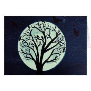 Lune brillante avec l'arbre ancien et les corbeaux