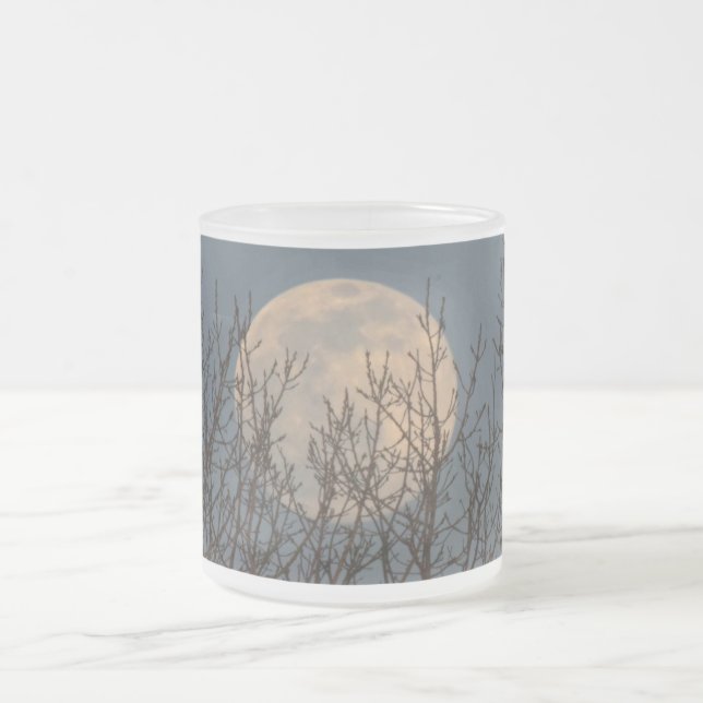 Lune se lève au-dessus des arbres Poster Café Mug (Centre)