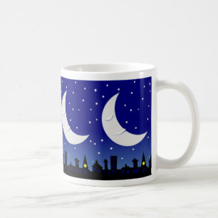 Lune somnolente au-dessus de tasse de ville