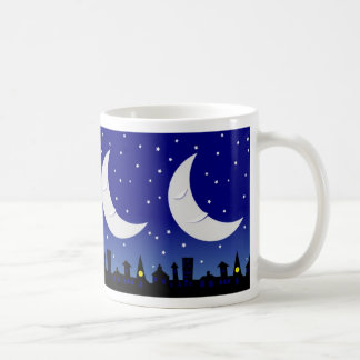 Lune somnolente au-dessus de tasse de ville