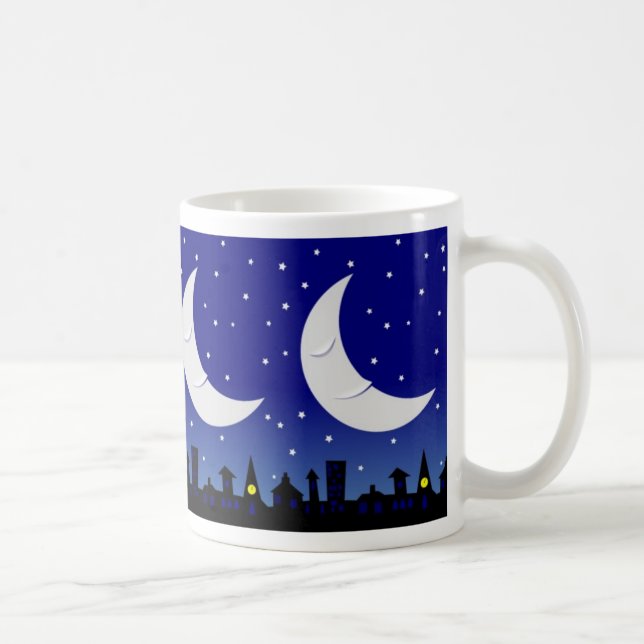 Lune somnolente au-dessus de tasse de ville (Droite)